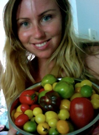 Low Fat Raw Vegan Athlete Freelee with fresh tomatoes